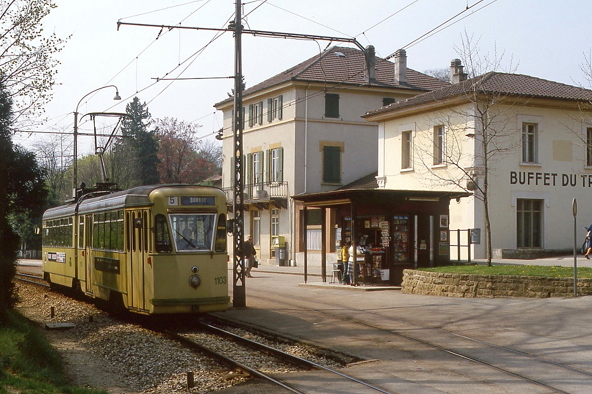 Der ex-Genueser Be 4/6 1103 der Straßenbahn Neuchatel im Mai 1980 in der Station Colombier