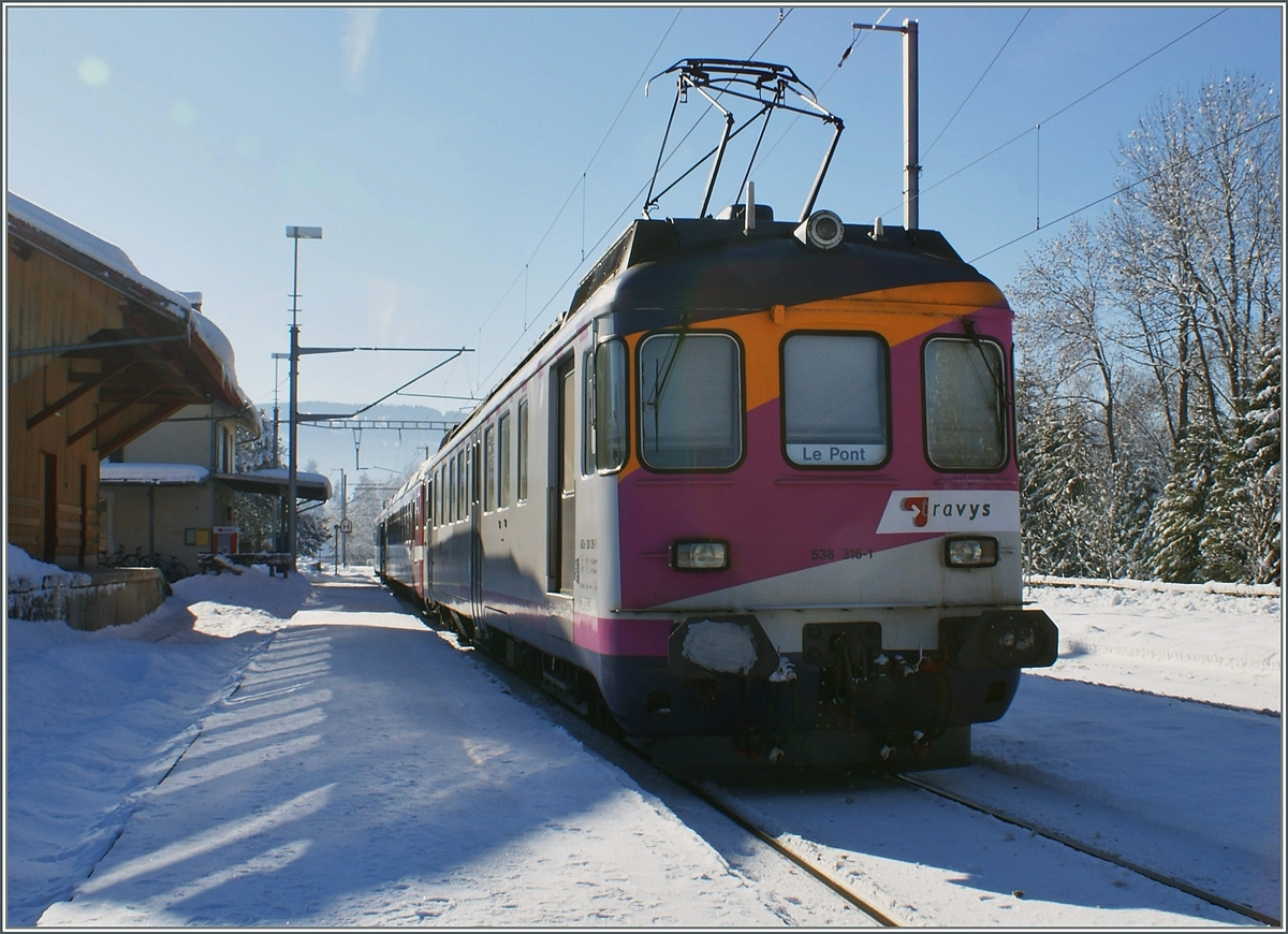 Der ex MThB ABDe 4/4 16 leistet nun bei  Travys  im Valle de Joux Dienst. Dies jedoch meist vor den  Schlerzgen  zum Mittagszeit, die naturgem in etwas starkem Gegenlicht stehen.
Le Pont, den 13. Jan. 2009