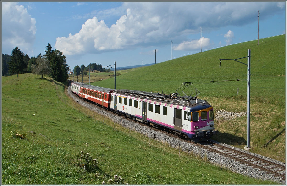 Der ex MThB ABe 4/4 ist fein rausgeputzt bei der Travys als (94 857) 578 016-8 mit dem Regioanlzug 4220 (auch Schülerzug genannt) von Le Brassus nach Le Pont zwischen Le Séchey und Les Charboninières unterwegs.
5. Sept. 2014