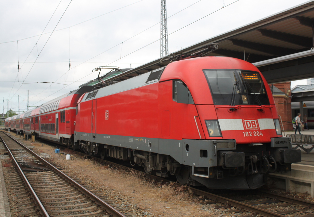 der ex Porsche Taurus 182 004 mit RE 4310(Rostock-Hamburg)kurz vor der Ausfahrt im Rostocker Hbf.07.06.2019