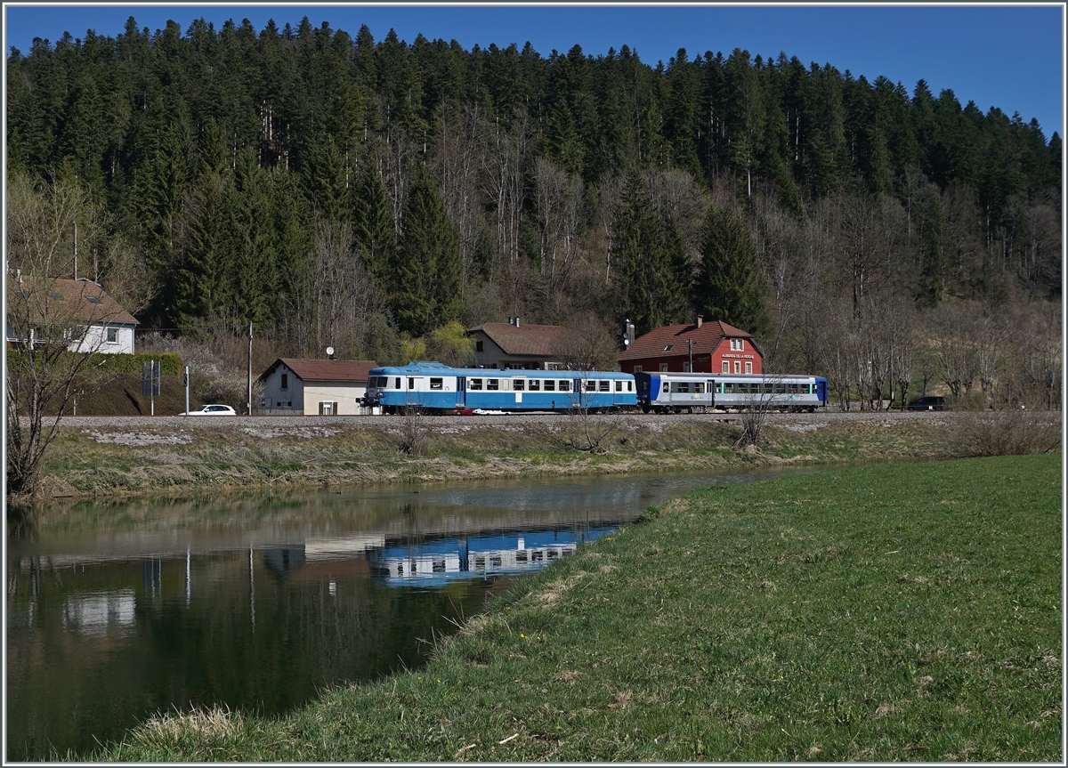 Der (ex) SNCF X ABD 2816 ist im Rahmen einer Ostersonderfahrt beim den kleinen Weiler Pont de la Roche unterwegs. Der Dieseltriebwagen gehört der  Assosiation l'autrail X2800 du Haut Doubs .

16. April 2022