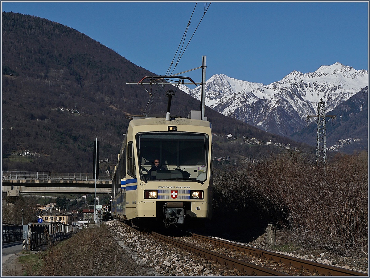 Der FART Centovalli-Express ABe 4/8 45 von Domodossola nach Locarno hat soeben Domosossola verlassen und errecht nun Croppo. 
11. März 2017