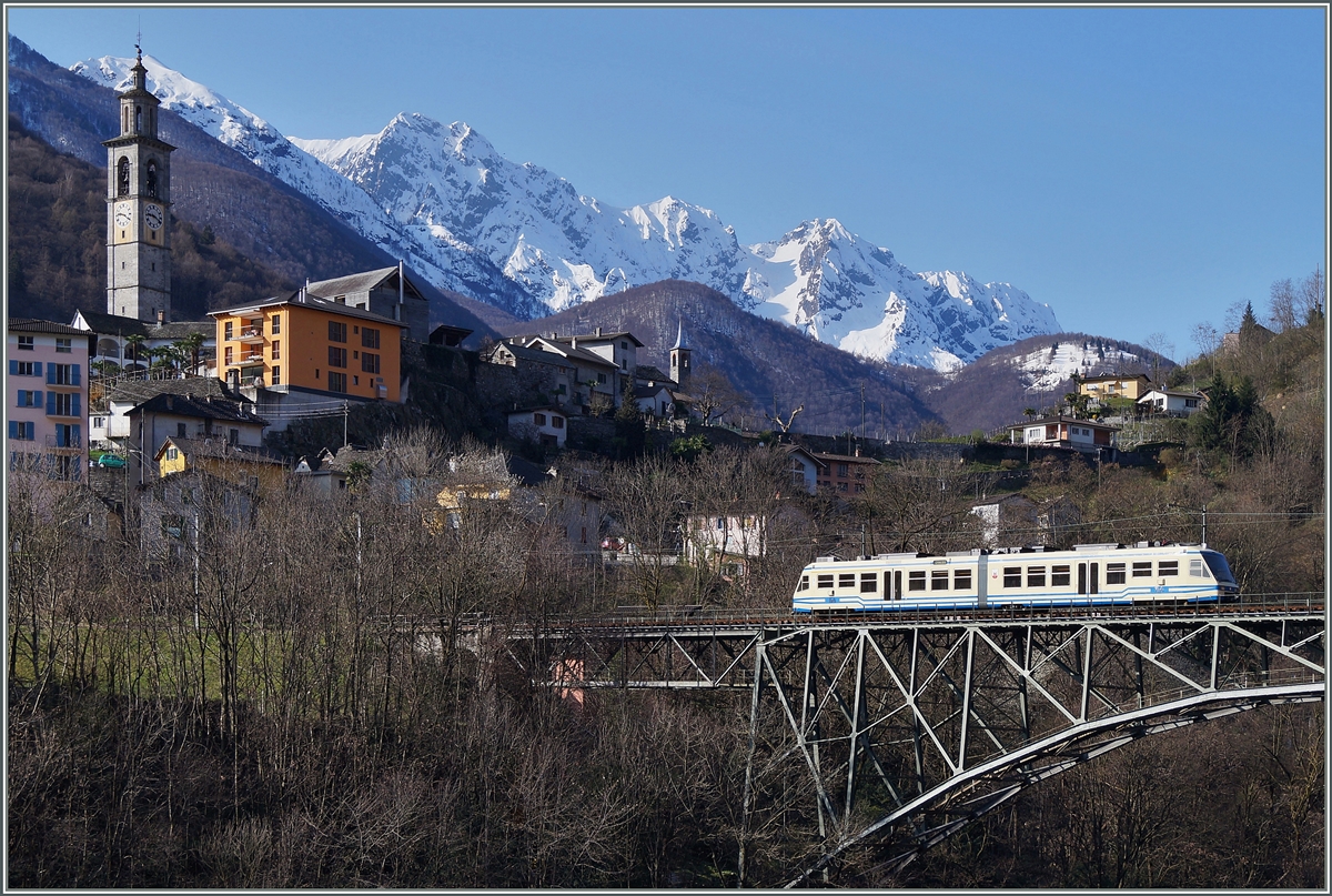 Der FART Regionalzug 307 von Camedo nach Locarno vor der Kullisse Intragnas auf der 132 Meter langen Isorno Brücke.
20. März 2014