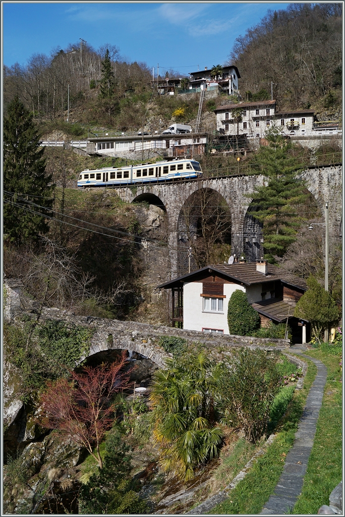 Der FART Regionalzug von Camedo nach Locarno erreicht in Kürze Intragna. 
20. März 2014