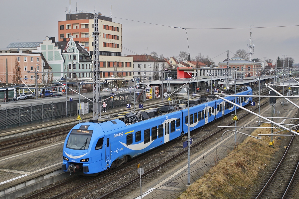 Der Flirt 3 ET 4.29 von GoAhead Bayern verlässt am 24.02.2023 den Bahnhof Memmingen