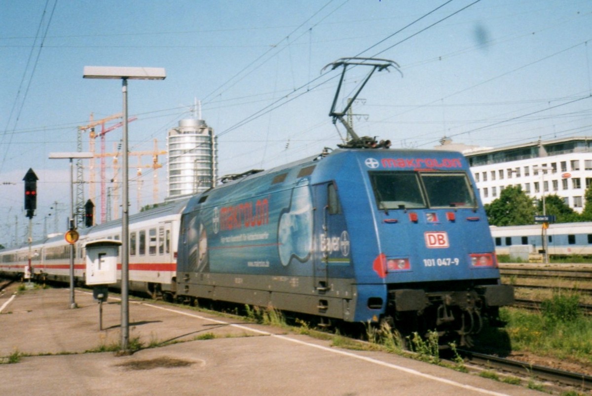 Der Fotografen und die Fliege geniessen in Mnchen Ost von 101 047 am 28 Mai 2002.