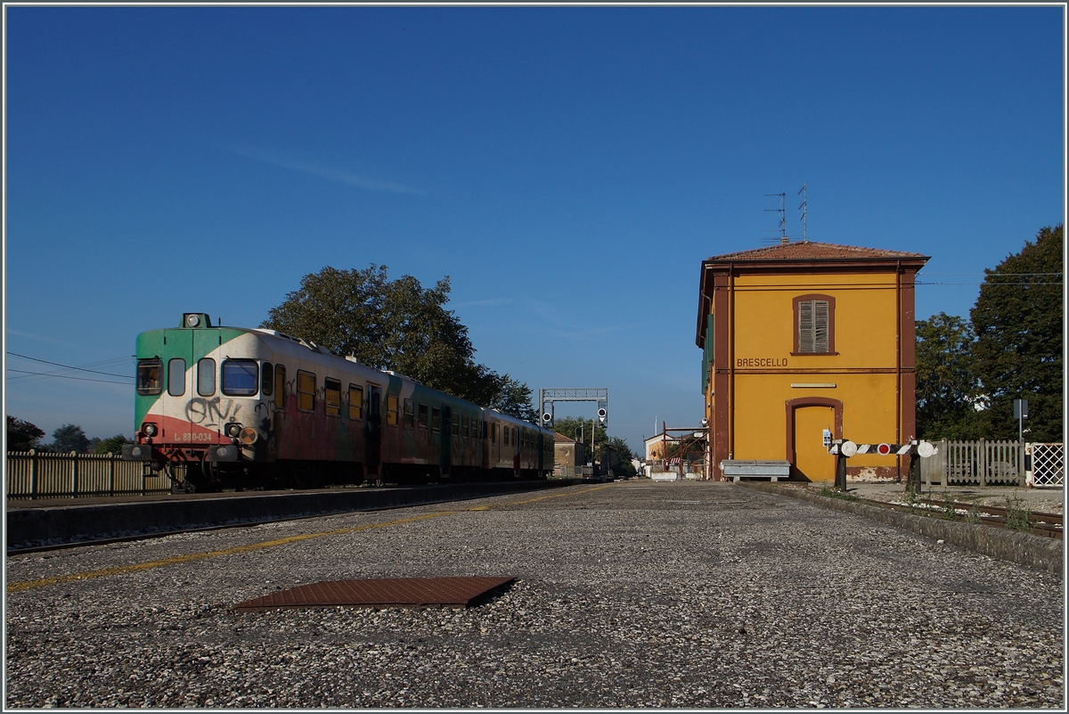 Der FRE Locale 11162 von Parma nach Suzzara, bestehend aus dem fhrenden Steuerwagen Ln 880-034 und schiebende Motorwagen ALn 668-014 ist in Brescello eingetroffen, einer kleiner Landstation unweit des grossen Flusses, also der Umgebung, wo die herrlichen  Don Camillo und Peppone -Filme gedreht wurden.
22. Sept. 2014 
