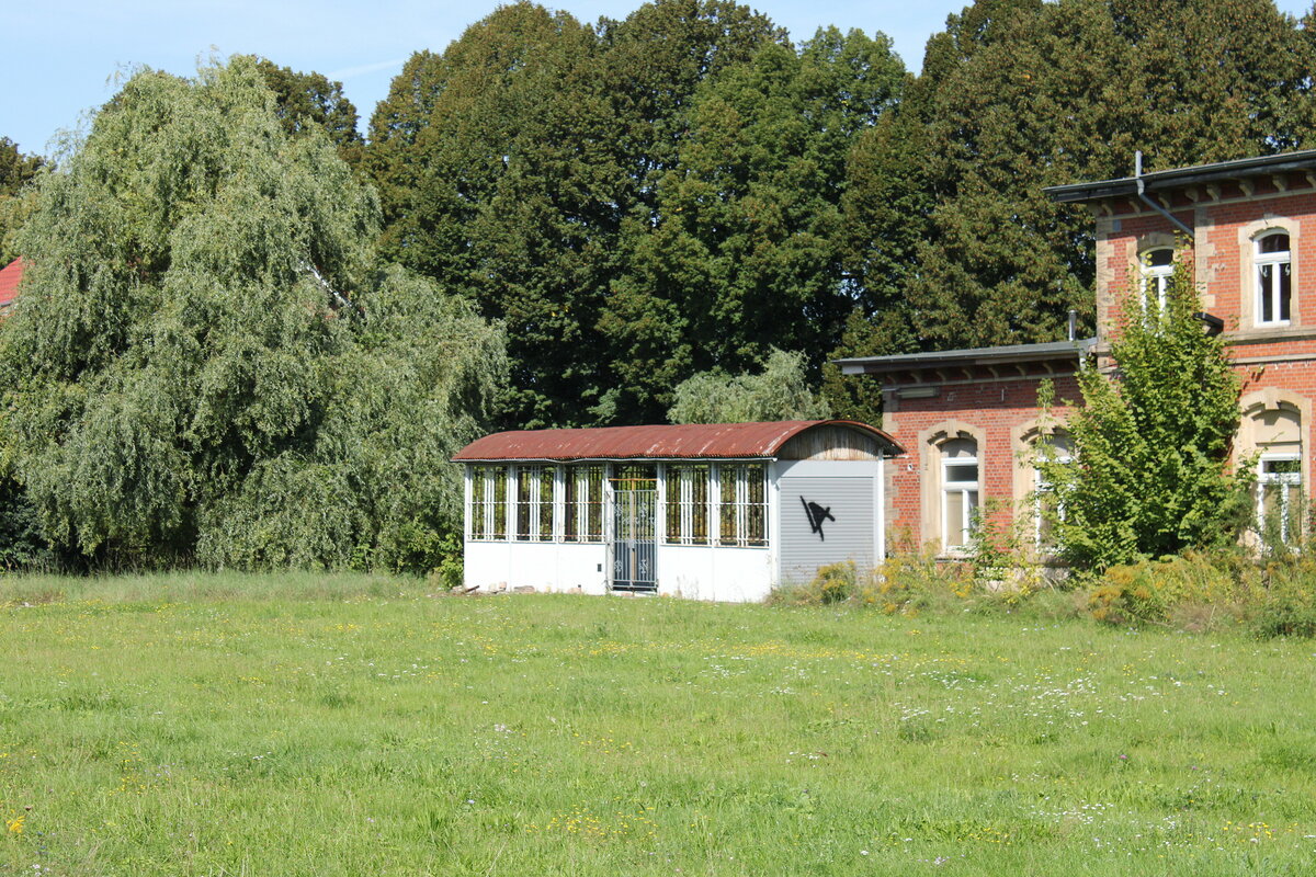 Der frühere Eingang zur heute teilweise verfüllten Bahnhofsunterführung in Laucha (Unstrut), am 09.09.2023. Während man aus Richtung Stadtfeld den Tunnel noch bis zu den Bahnsteigen nutzen kann, hat man auf der Stadtseite einen ebenerdigen Zugang über den Neubau eines Bahnübergangs geschaffen und diesen Teil des Tunnels verfüllt.