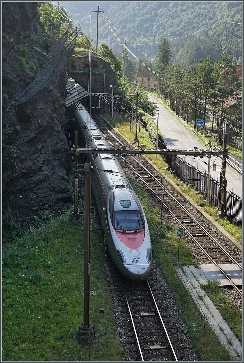 Der FS ETR 610 als EC 51 auf dem Weg von Basel nach Milano hat soeben den 19803 Meter langen Simplontunnel verlassen und erreicht den 169 Meter langen Tunnel von Iselle. In diesem Tunnel befindet sich die Eigentumsgrenze zwischen der SBB und der FS. 144 Meter gehören der SBB. Mein Fotostandpunkt befindet sich auf einer kleinen Wiese auf dem Südportal des Simplontunnel, am Wanderweg von Iselle nach Traquera gelegen. 

21. Juli 2021