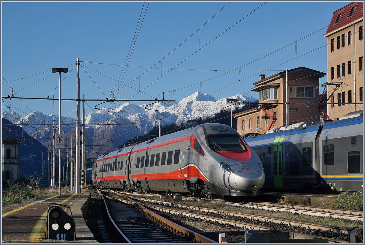 Der FS Trenitalia ETR 610 004 verlässt als EC 35 (Genève-Milano) den Bahnhof von Domodossola.

8. April 2019