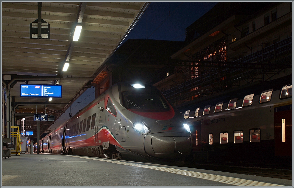 Der FS Trenitalia ETR 610 011 wartet in Lausanne als EC 41 auf die Abfahrt nach Milano Centrale.

23. Oktober 2021