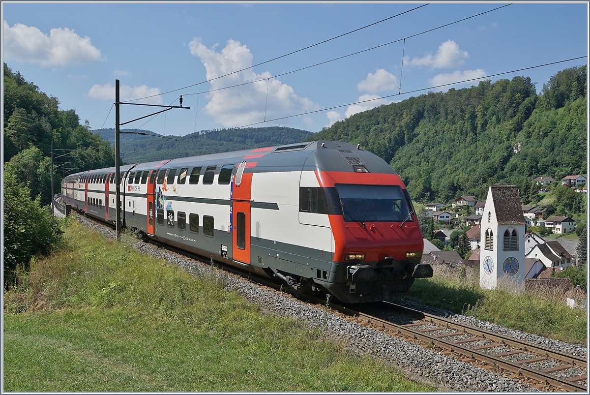 Der führende Steuerwagen des Baustellen bedingt via Läufelfingen umgeleiteten IR 27 2466 kurz vor der Haltestelle Rümligen. 
18. Juli 2018