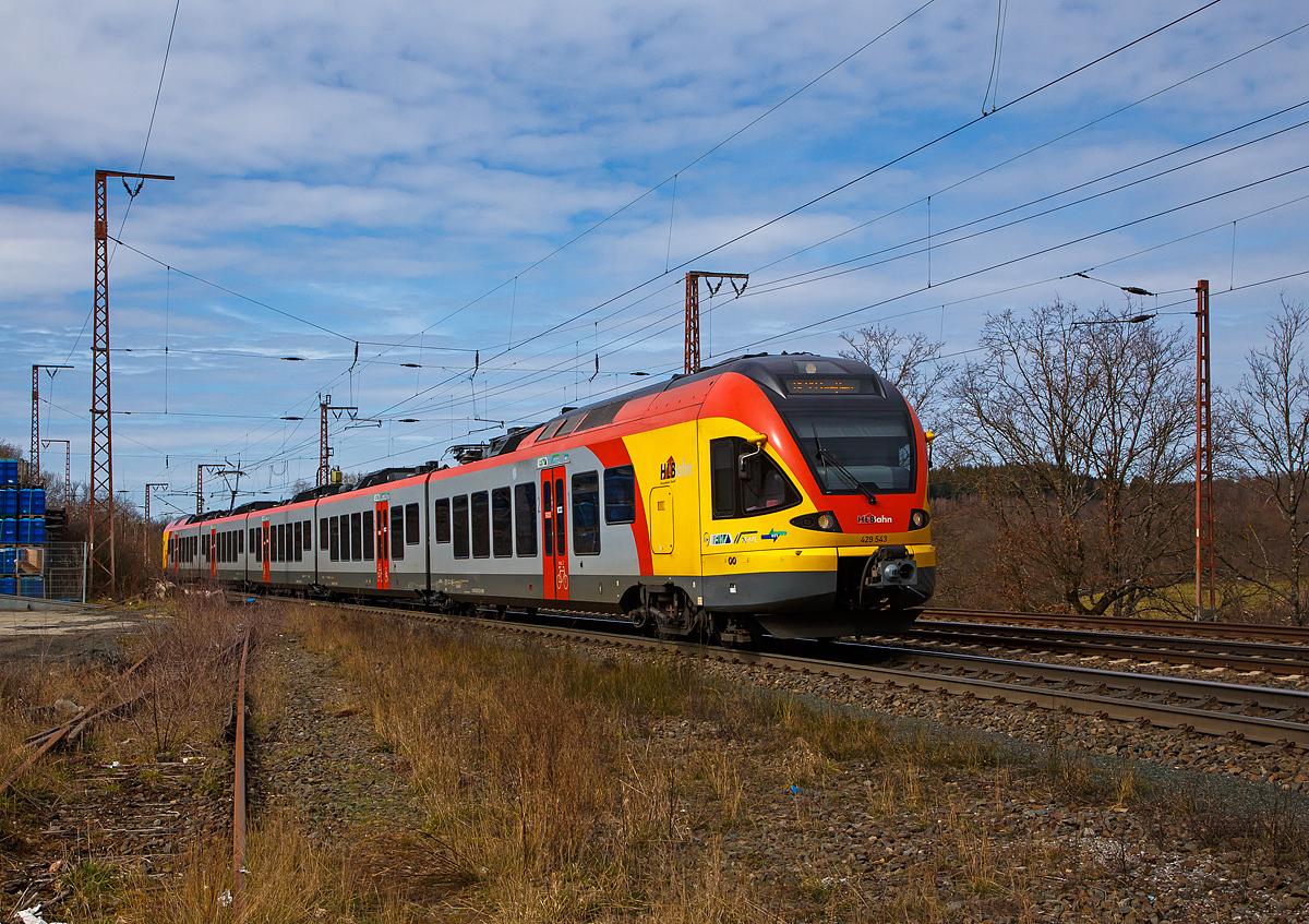 Der fünfteilige Stadler FLIRT 429 543 / 043 der HLB (Hessischen Landesbahn), fährt am 20.03.2021, als RE 99 (Main-Sieg-Express) Siegen - Gießen, durch Rudersdorf (Kr. Siegen), an der Dillstrecke (KBS 445), in Richtung Dillenburg.