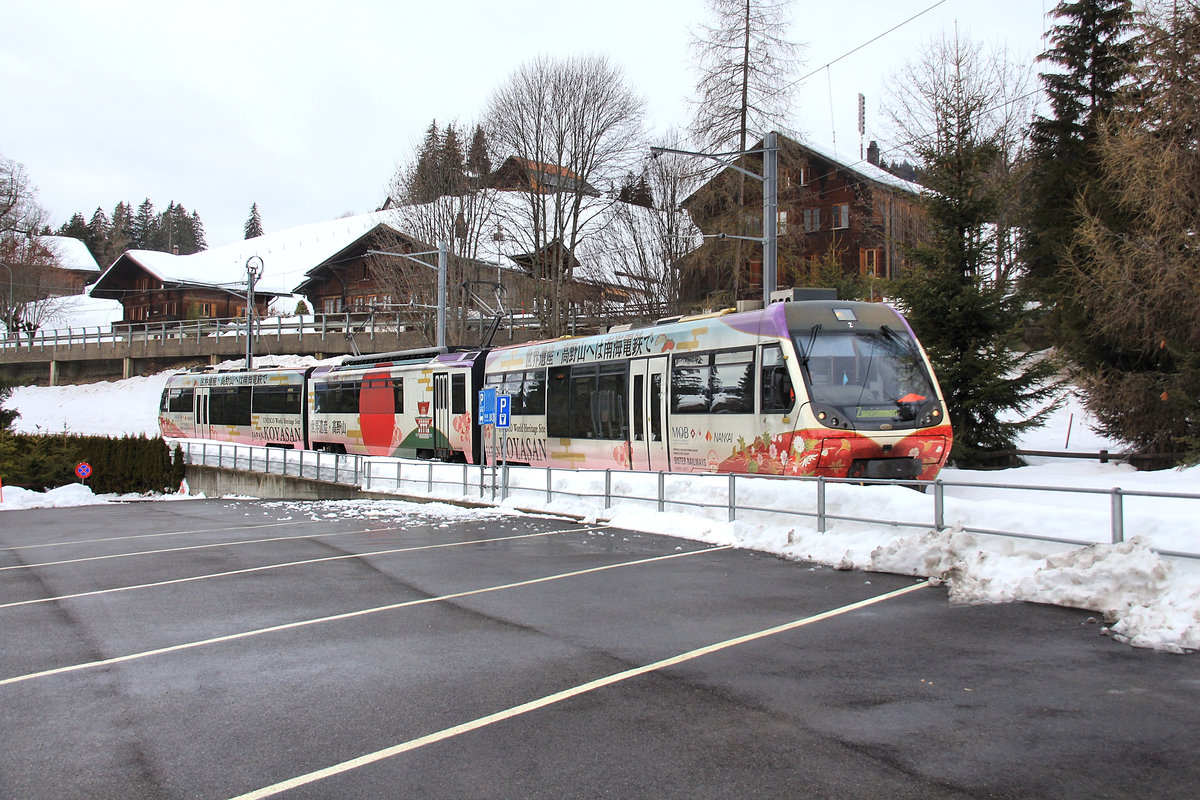 Der für die Nankai-Privatbahn in Japan und die Bergtempelanlage Kôya-san werbende Zug 5002 in Saanenmöser. 4.Februar 2021 