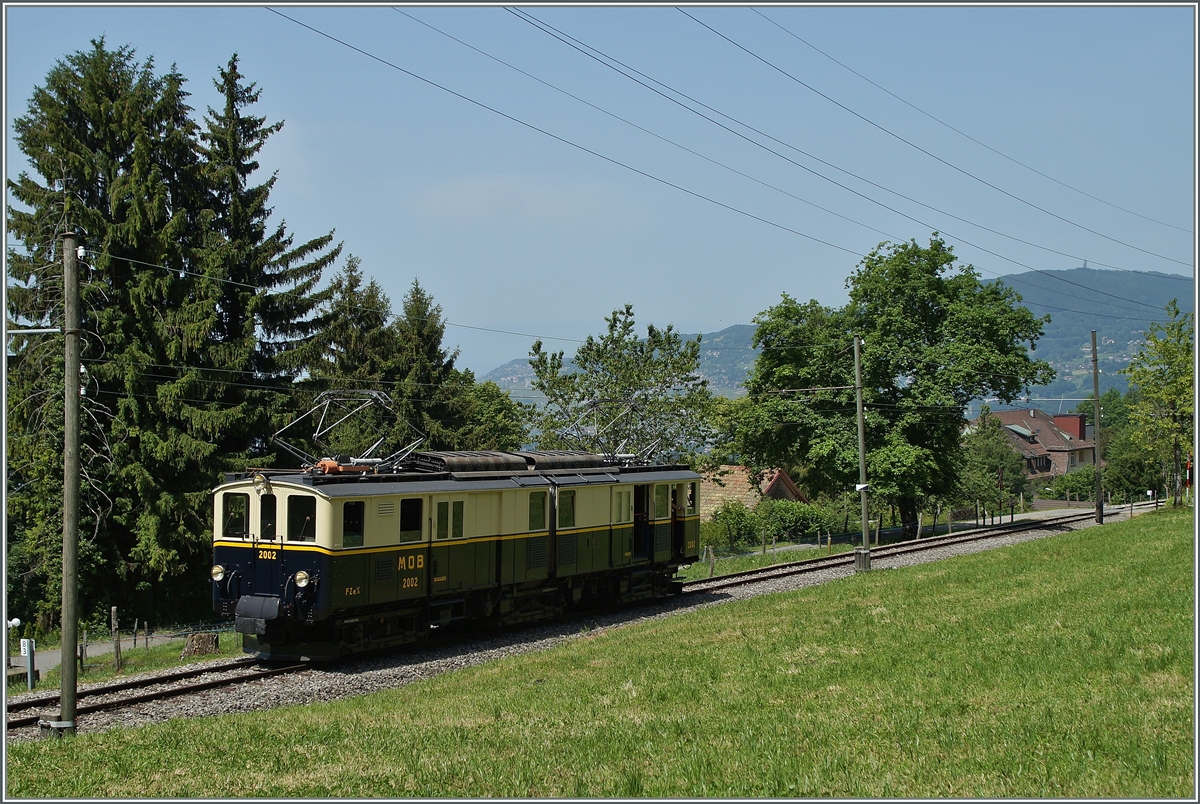 Der FZe 6/6 2002 (letzte Bezeichnung im Betriebsdienst der MOB: DZe 6/6) auf der Fahrt  Richtung Blonay. 
9. Juni 2014