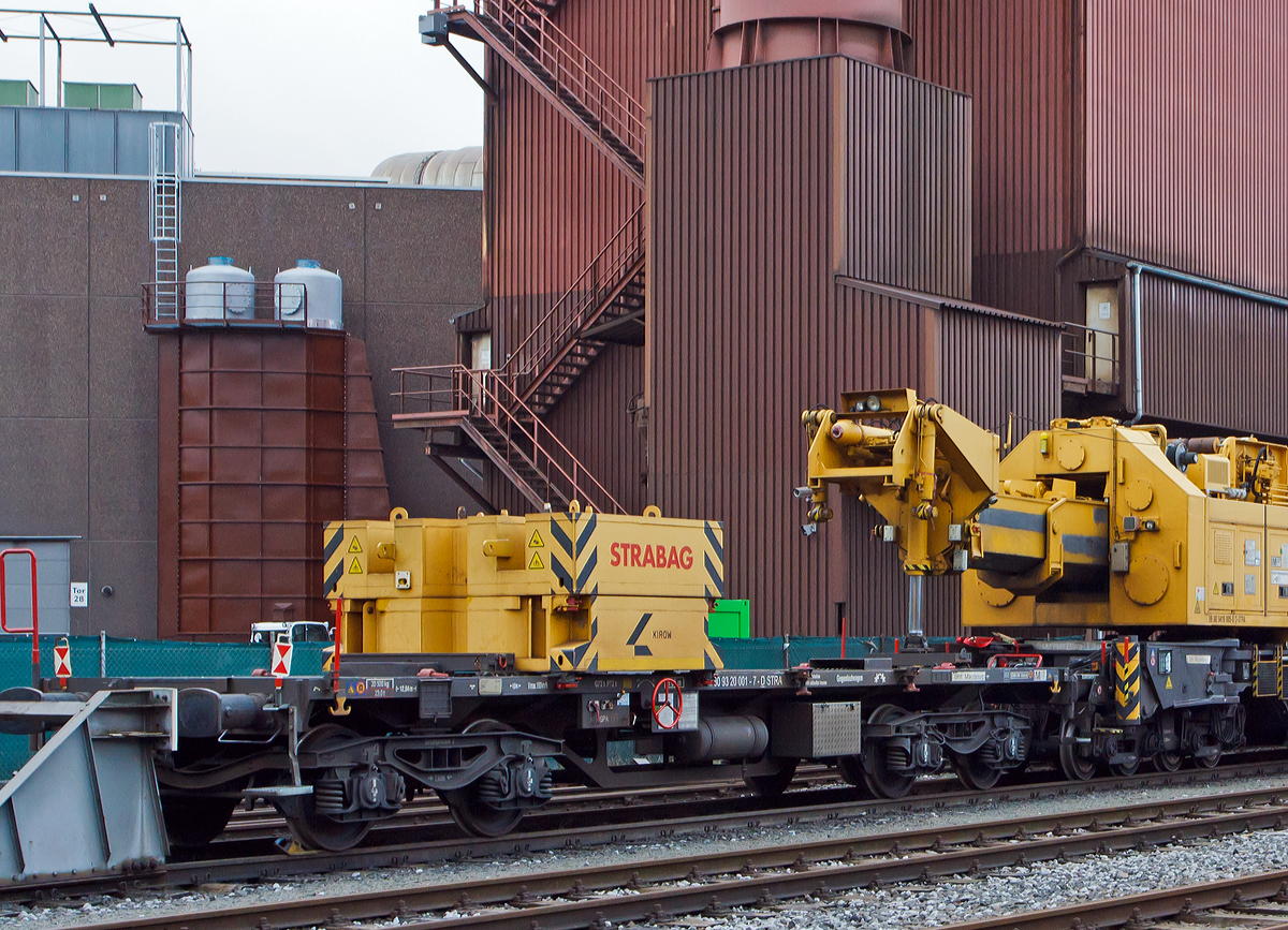 
Der Gegenlastwagen 99 80 9320 001-7 D-STRA  der STRABAG RAIL GmbH, zum 150 t Kirow Gleis- und Weichenbaukran KRC 1200+ „DONAU“, abgestellt am 25.12.2014 am KSW Bahnhof Siegen-Eintracht (Betriebsbereich Eisern-Siegener Eisenbahn).
Der Gegenlastwagen 2009  von Kirow Ardelt AG in Leipzig unter der Fabriknummer 152600 gebaut.

TECHNISCHE DATEN von dem Gegenlastwagen:
Spurweite: 1.435 mm
Eigengewicht: 20.500 kg
Maximale Nutzlast: 59,5 t
Anzahl der Achsen: 4
Länge über Puffer: 12.840 mm
Drehzapfenabstand: 8.000 mm
Achsabstand im Drehgestell: 1.800 mm
Bremse: KE – GPA - K
Höchstgeschwindigkeit: 100 km/h 
Zugelassen für Streckenklasse: CE oder höher
Kleinster befahrbarer Gleisbogen: R = 80 m