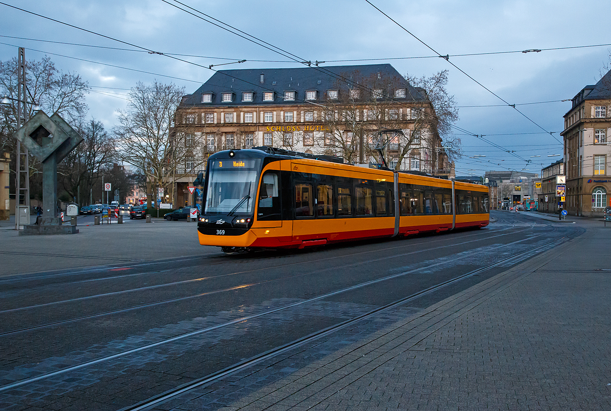 Der Gelenk-Triebwagen der Verkehrsbetriebe Karlsruhe VBK 369, ein Stadler  „Citylink NET 2012“ (NET=Niederflur Elektrotriebwagen) erreicht am 16.12.2017, als Straßenbahn-Linie 3 nach Heide, bald die Station Hauptbahnhof Karlsruhe.

Der Citylink NET 2012 (Abkürzung für Niederflur Elektrotriebwagen 2012) ist ein Stadtbahn-Triebzug der Serie Vossloh Citylink, der bei Vossloh für die Verkehrsbetriebe Karlsruhe hergestellt wurde. Die Fahrzeuge wurden von Vossloh Rail Vehicles in Valencia hergestellt und montiert. Zu Beginn des Jahres 2016 wurde der Hersteller in Valencia an die Stadler Rail AG verkauft, die die Produktion fortführt. So wurden die NET 2012  ab Triebwagen-Nummer 361von Stadler für die Stadtbahn Karlsruhe gebaut.
