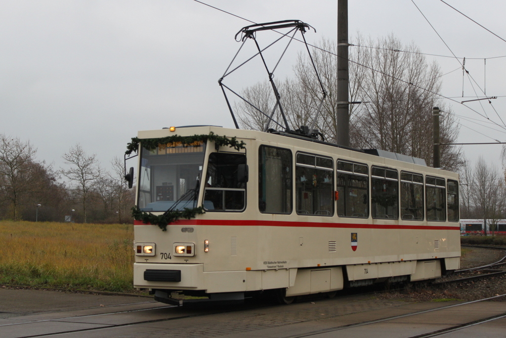 Der geschmückte CKD Tatra Wagen T6A2(704) am 01.12.2018 in der Schleife Rostock-Hafenallee