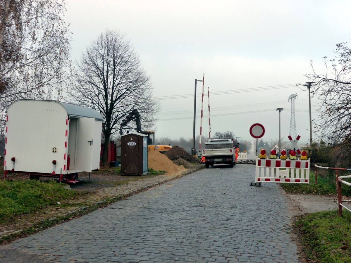 Der gesperrte Bahnübergang am Umspannwerk in Reinsdorf (b Nebra) am 08.11.2011, während der umfangreichen Bauarbeiten an der Unstrutbahn. (Foto: Klaus Pollmächer)