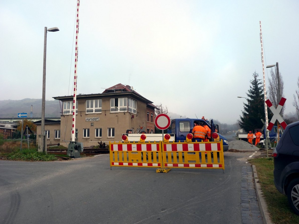 Der gesperrte Bahnübergang in Karsdorf am 08.11.2011, während der umfangreichen Bauarbeiten an der Unstrutbahn. (Foto: Klaus Pollmächer)