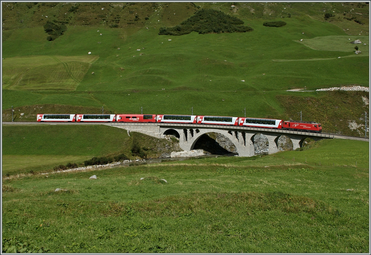 Der Glacier Express quert die junge Reuss und erreicht in wenigen Minuten den kleinen Ort Hospental, der freilich ohne Halt durchfahren wird.
29. Aug. 2013 