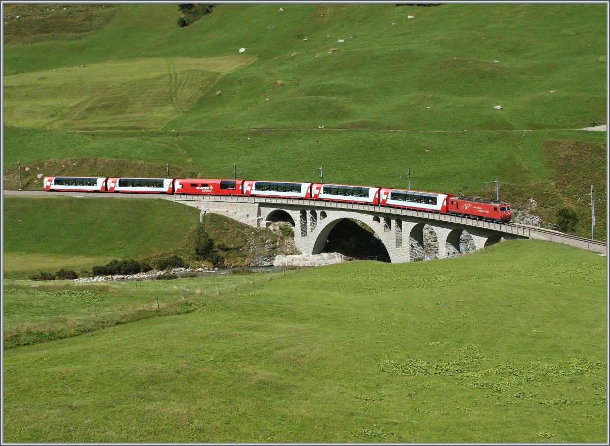 Der Glacier Express berquert bei Hospental die Furkareuss. 
29. August 2013