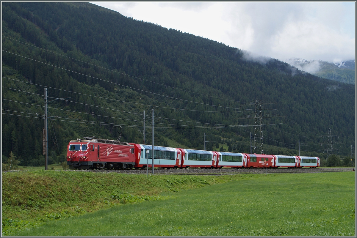 Der Glacier-Express Zermatt - St.Moritz erreicht in Krze Oberalp. 
16. Augst 2014