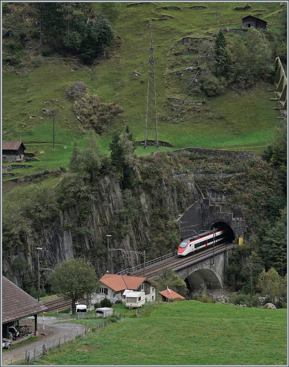 Der gleiche SBB RABe 501  Giruno  gut zwei Minuten später bei der Ausfahrt aus dem Wattigner Kehrtunnel. 

19. Okt. 2023