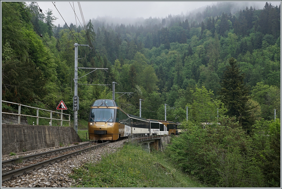 Der GoldenPass MOB Panoramic Zweisimmen - Montreux PE 2111 mit dem Ast 152 an der Spitze, der GDe 4/4 6004  Interlaken  als Zug-Lok und dem Ast 116 am Zugschluss zeigt sich kurz vor nach Sendy-Sollard.

16. Mai 2020