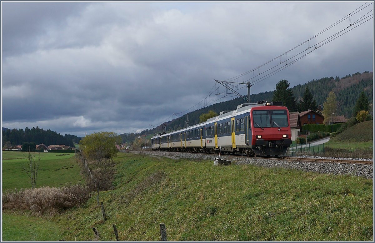 Der Grenzübergang  Les Verrières Frontière : Bei Kilometer 464.84 verlässt der NPZ RE 18123 Frankreich und setzt seine Fahrt bei Kilometer 41.07 in der Schweiz in Richtung Les Verrières fort. Am 22. Nov. 1942 erreichte der Fahrdraht Les Verrières, elektrisch bis Pontarlier konnte man ab dem 3. Juni 1956 fahren (15000 V, 16 2/3 Hz), erst knapp zwei Jahre später wurde auch die Fortsetzung nach Dole elektrifiziert (25 000 V, 50 Hz) und Pontarlier somit Systemwechsel Bahnhof.

5. Nov. 2019