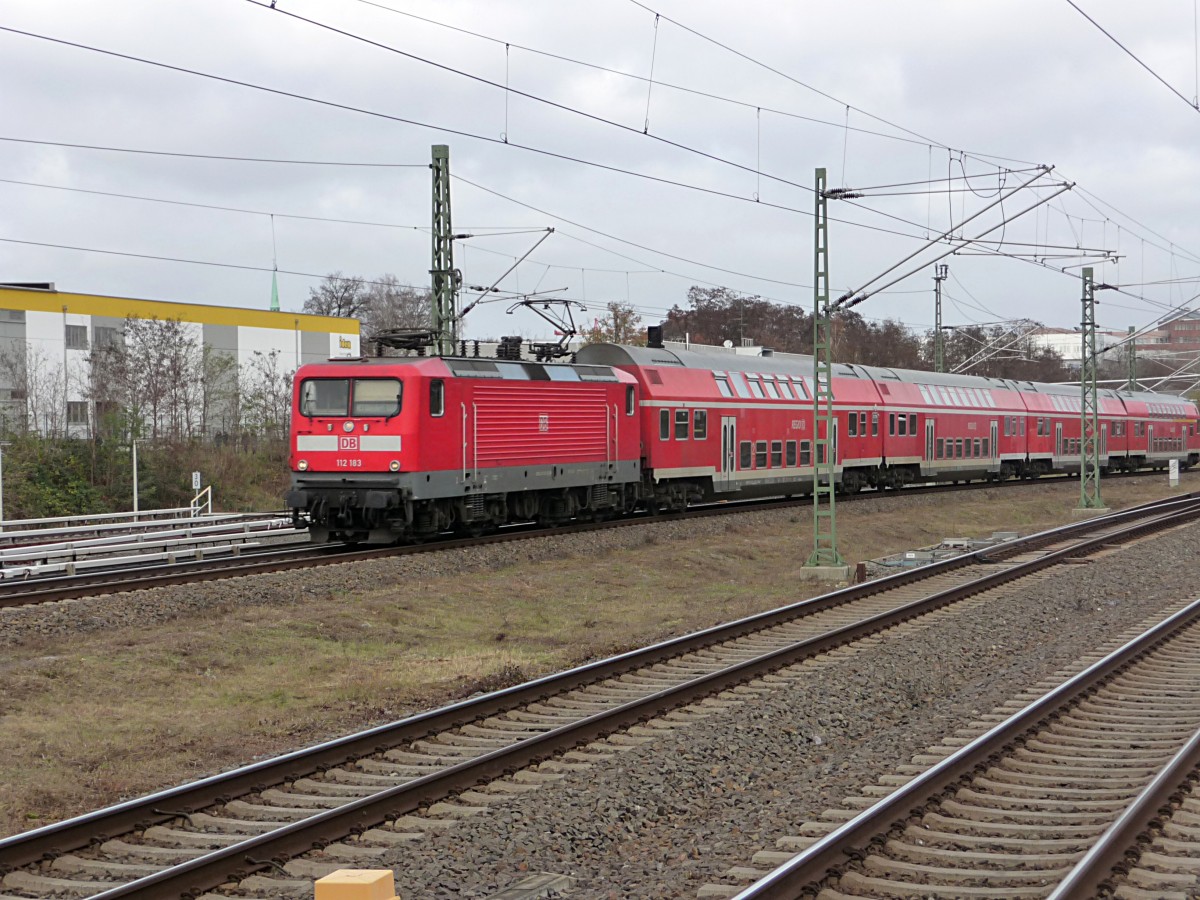 Der Groteil des Verkehrs fand natrlich wieder mal auf dem von Masten verdeckten Gleis statt. 112 183 mit dem RE3 nach Wnsdorf-Waldstadt in Berlin-Sdkreuz, 28.11.13