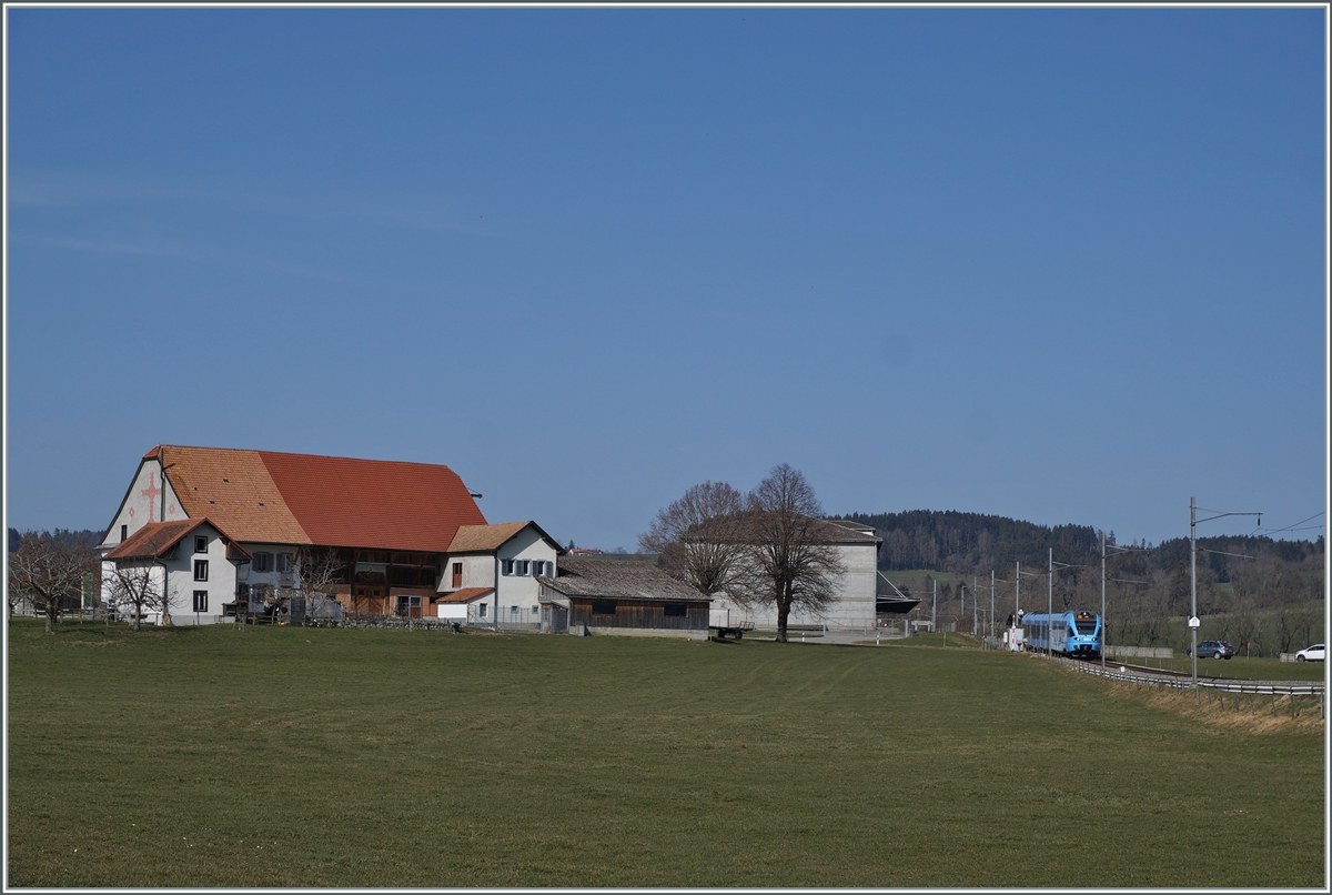 Der in  Groupe Grisoni  gehaltene TPF RABe 527 198 zeigt sich zwischen Sâles und Vaulruz auf der Fahrt nach Bulle.

2. März 2021