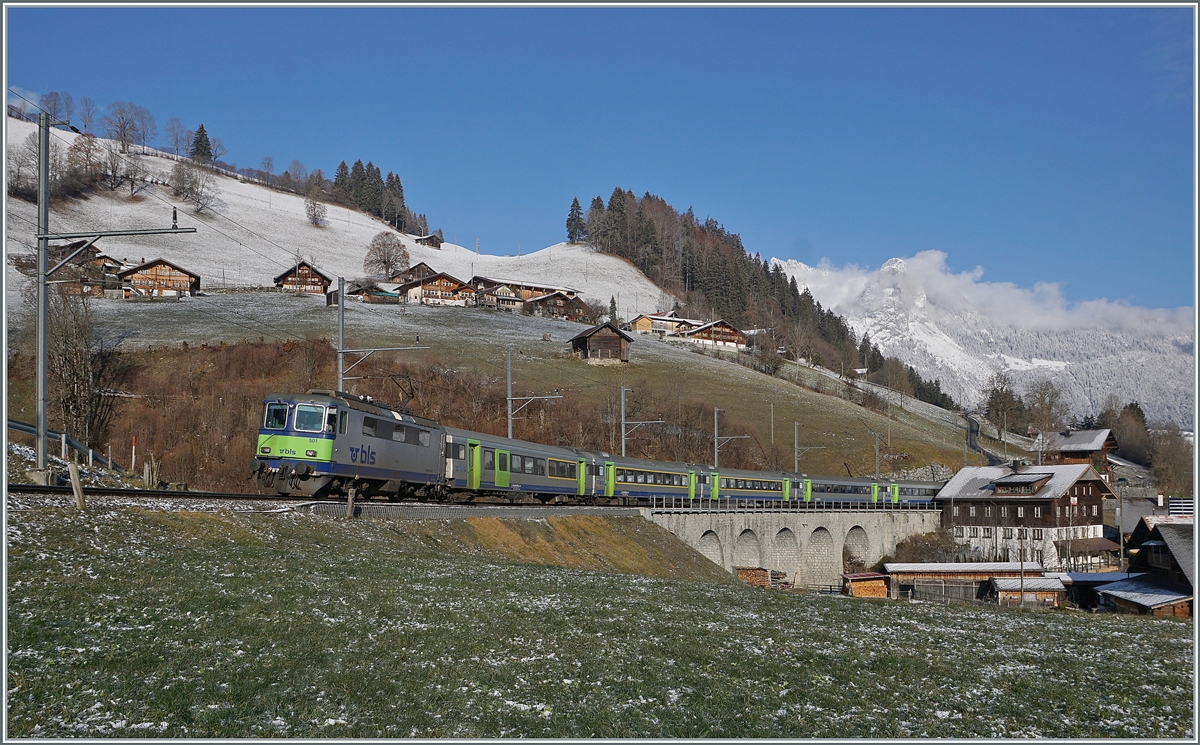 Der Grund meines Kommens nach Garstatt war, wie bei den vorherigen Besuchen auch, der BLS RE mit Re 4/4 II und EW III; und ich hatte Glück, das keine Ersatzkomposition eingesetzt wurde und so konnte ich die BLS Re 4/4 II 501 mit ihrem EW III RE 4065 auf dem Weg nach Zweisimmen bei einen nun angenehmen Sonnenlicht fotografieren.

3. Dezember 2020