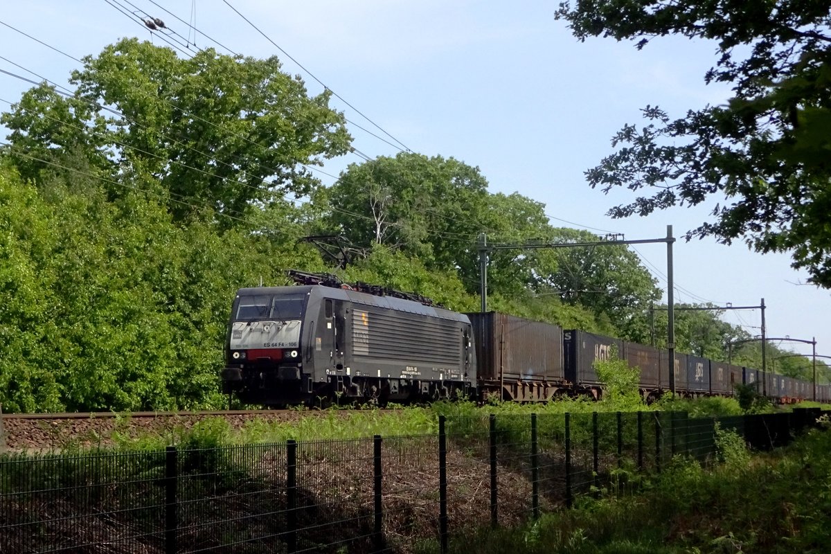 Der GTS-KLV mit 189 106 dönnert durch Tilburg Oude Warande am 8 Mai 2020.