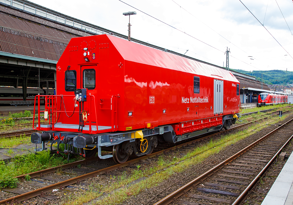 Der Hagener Hilfszugwagen  D-DB 99 80 9370 033-9 der DB Netz AG am 20.05.2017 im Hbf Hagen.

Der Hilfszug AOC - ANWENDUNGSORIENTIERTER CONTAINER: 
Der  Hilfszug  ist  eine  fahrende  Werkstatt  und  bietet  ein  hervorragendes  Raumangebot  fr  Gert und Mannschaft. Die Wechselaufbauten knnen im Falle einer Revision des Trgerwagens einfach auf ein anderes Trgerfahrzeug umgesetzt werden. Dadurch  spart man das mhsame und vor allem zeitintensive Umladen des  gesamten Equipments von einem zum anderen Wagen.  
Dieses neuartige System aus Wechselaufbau und Trgerwagen heit in der Fachsprache AOC/MTF (Anwendungs Orientierter  Container    kombiniert mit einem Multifunktionalen   –  oder  auch modularem TrgerFahrzeug).   Die Wechselbehlter haben Falttren, einen geraden  Boden und zwischen diesem und der Tiefladeflche sind zustzliche Stauksten eingebaut worden. Diese bieten  z.B. der Aufgleisbrcke einen idealen gleisnahen Platz. Die Toilettenanlage wurde mit einer umweltfreundlichen Verbrennungstoilette realisiert.

Das Trgerfahrzeug/Wagen (MTF) wurde von dem slowakischen Gterwagenhersteller Tatravagnka A.s. gebaut, wobei die Drehgestelle von ELH Eisenbahnlaufwerke Halle sind.
Der Wechselaufbau (AOC) ist von Gfllner Fahrzeugbau und Containertechnik GmbH St.Georgen (sterreich)

TECHNISCHE DATEN:
Spurweite: 1.435 mm
Anzahl der Achsen: 4 (in 2 Drehgestellen)
Lnge ber Puffer: 18.240 mm
Drehzapfenabstand: 11.790 mm
Achsabstand im Drehgestell: 1.800
Laufraddurchmesser: 920 mm
Hchstgeschwindigkeit: 120 km/h
Kleinster befahrbarer Radius: 75 m
Leergewicht:  23.500 kg