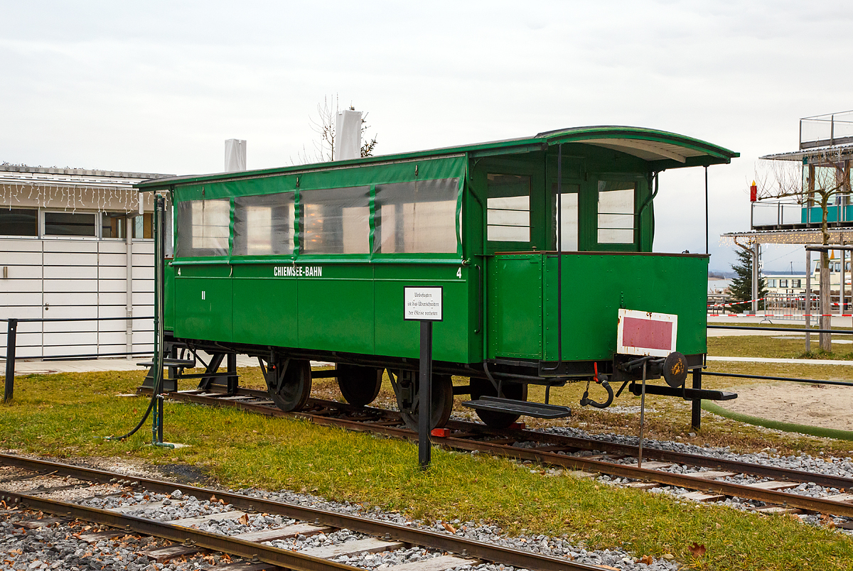 
Der halboffene 2.Klasse Personenwagen mit Plattform Nr. 4 der Chiemsee-Bahn abgestellt am 28.12.2016 beim Bahnhof Prien-Stock. 

Die  Maschinenbau-Actien-Gesellschaft Nrnberg, vormals Klett  (MAN) lieferte fr die Chiemsee-Bahn im Jahr 1887 acht zweiachsige Personenwagen unterschiedlicher Bauart. Es gibt zwei geschlossene Personenwagen der 2. Klasse, fnf halboffene Personenwagen der 2. Klasse, die bei schlechtem Wetter mit Planen verschlossen werden knnen, und sogar einen Salonwagen der 1. Klasse.  Im Jahr 1888 kommt noch, auch von MAN ein kombinierter 1./2. Klasse Personenwagen mit Gepckabteil zum Wagenpark hinzu.

Der Salonwagen mit seiner luxurisen Ausstattung an Sesseln und Samtsofas wurde 1975 an ein privates Fahrzeugmuseum in Marxzell bei Karlsruhe abgegeben, allerdings konnte er 1993  zurckgekauft werden und traf nach 18 Jahren Abwesenheit wieder in Prien-Stock ein. Nach einer Restaurierung ist er seit 1995 wieder im Einsatz, sodass alle Wagen wieder komplett sind. Der komplette 9-Wagen-Zug wurde am Anfang vollstndig per Hand gebremst. Erst 1961 wurde die Garnitur auf Druckluftbremse der Bauart Knorr umgerstet. Whrend die vier geschlossenen Wagen selbst bremsen, dienen die halboffenen Wagen als  Leitungswagen . Im gesamten Zug knnen bis zu 264 Fahrgste befrdert werden.

TECHNISCHE DATEN (Wagen Nr. 4):
Hersteller: MAN
Baujahr: 1887
Fabriknummer: 40324
Spurweite: 1.000 mm (Meterspur)
Lnge ber Puffer: 8.400 mm
Lnge Wagenkasten ohne Plattformen: 5.880 mm
Achsabstand: 3.900 mm
Eigengewicht: 4.270 kg
Bremse: keine

Die Chiemsee-Bahn ist eine 1,91 Kilometer lange Schmalspurbahn (Meterspur) in Bayern. Sie verbindet seit 1887 den Bahnhof von Prien am Chiemsee mit dem Ortsteil Prien-Stock.
