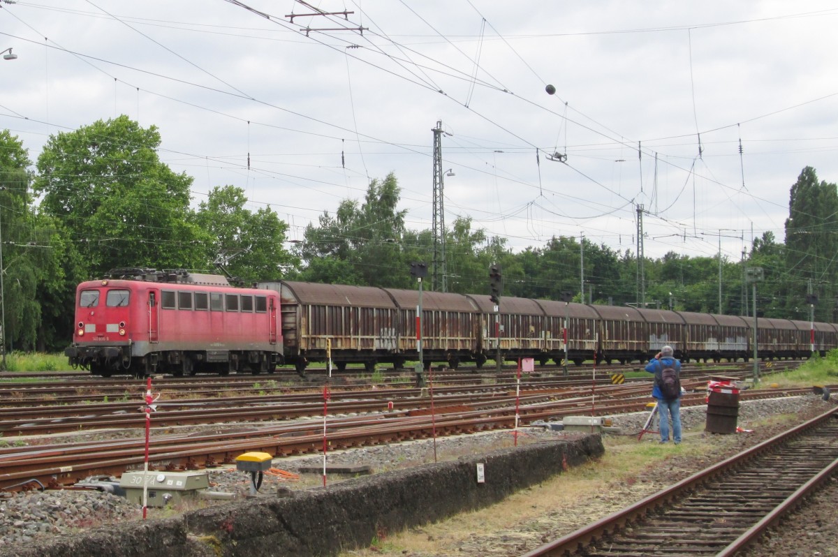 Der Henkell-Zug passiert Darmstadt-Kranichstein am 30 Mai 2014. Lok ist 140 856 und der Zug wurde vons Museumsgelnde aus geschossen.