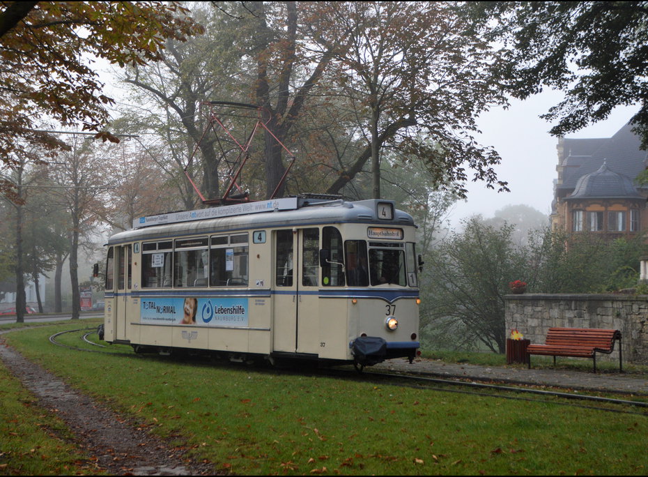 Der Herbst kommt...
Tw 37 der Naumburger Stra�enbahn GmbH, im Linendienst vom Salztor zum Hbf,
erreicht gleich die Hst. Marientor, am 01.10.2020.