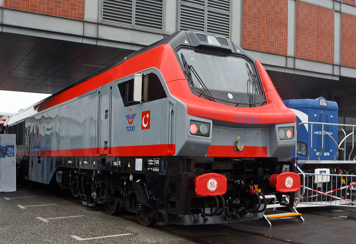 
Der Hersteller GE Transportation (General Electric Transportation) präsentierte auf der InnoTrans 2014 in Berlin (26.09.2014) die diesel-elektrische GE PowerHaul PH37ACi Lokomotive für den europäischen Kontinent (ähnlich der britischen Class 70). Die ausgestellte Lokomotive war in TCDD (Türkiye Cumhuriyeti Devlet Demiryolları = Türkische Staatsbahn) Lackierung mit der fiktiven Nummer DE 29006, die türkische Baureihenbezeichnung wäre DE 36000.

Obwohl sie aussieht wie eine Lok für die TCDD, wird sie als solche nicht geliefert. Technisch wird die Lok für den Betrieb in Westeuropa konfiguriert. Die Lok wurde im Mai 2013, in Lizenz von GE, von TÜLOMSAŞ (Türkiye Lokomotif ve Motor Sanayii A.Ş.) in Eskişehir (Türkei) unter der Fabriknummer TLMGE 003 gebaut (derzeitiger Eigentümer ist GE Transportation, Erie in USA). TÜLOMSAŞ ist eine Tochtergesellschaft der türkischen Staatsbahn, diese soll auch die Lizenzbauten für den europäischen Kontinent, sowie Afrika und den Mittleren Osten, fertigen. Im Sommer 2013 war die Lok bereits  auf Testfahrten in Schweden. 

Derzeit sind die Typgenehmigung für die PH37ACai in den westeuropäischen Ländern noch nicht erteilt worden. Allerdings sind die Zulassung für die Niederlande, Belgien, Luxemburg und Deutschland beantragt wurde und ist in vollem Gange. In den BeNeLux-Staaten sind dynamischen Prüfungen durchgeführt und Bauartzulassung wird voraussichtlich in Kürze erteilt. Auch in Deutschland rechnet GE Transportation mit einem erfolgreichen Zulassungsprozess. Seit Dezember 2013 warten bereits die ersten Kunden auf die Zulassungen, so auch für die gebauten HHPI Lokomotiven 29.008 und 29.009, um sie in den Niederlanden und Deutschland nutzen zu können.

Technische Daten:
Spurweite: 1.435 mm
Achsanordnung: 	Co'Co'
Länge über Puffer: 21.700 mm
Höhe: 4.300 mm
Breite: 2.900 mm
Eigengewicht: 120.000 kg
Dienstgewicht: 127.650 kg
Höchstgeschwindigkeit: 120 km/h (optional bis 160 km/h)
Anfahrzugkraft: 600 kN
Dauerzugkraft: 427 kN
Maximale Bremsleistung: 290 kN
Dieselmotor: V-16-Zylinder-Dieselmotor vom Typ GE PowerHaul P616
Leistung: 2.750 kW (3700PS) bei 1.500 U/min
Hubraum: 99,84 l
Motorgewicht: 13.100 kg
Anzahl der elektr. (AC) Fahrantriebe: 6 
Kraftstofftank: 8.700 l (Diesel)
