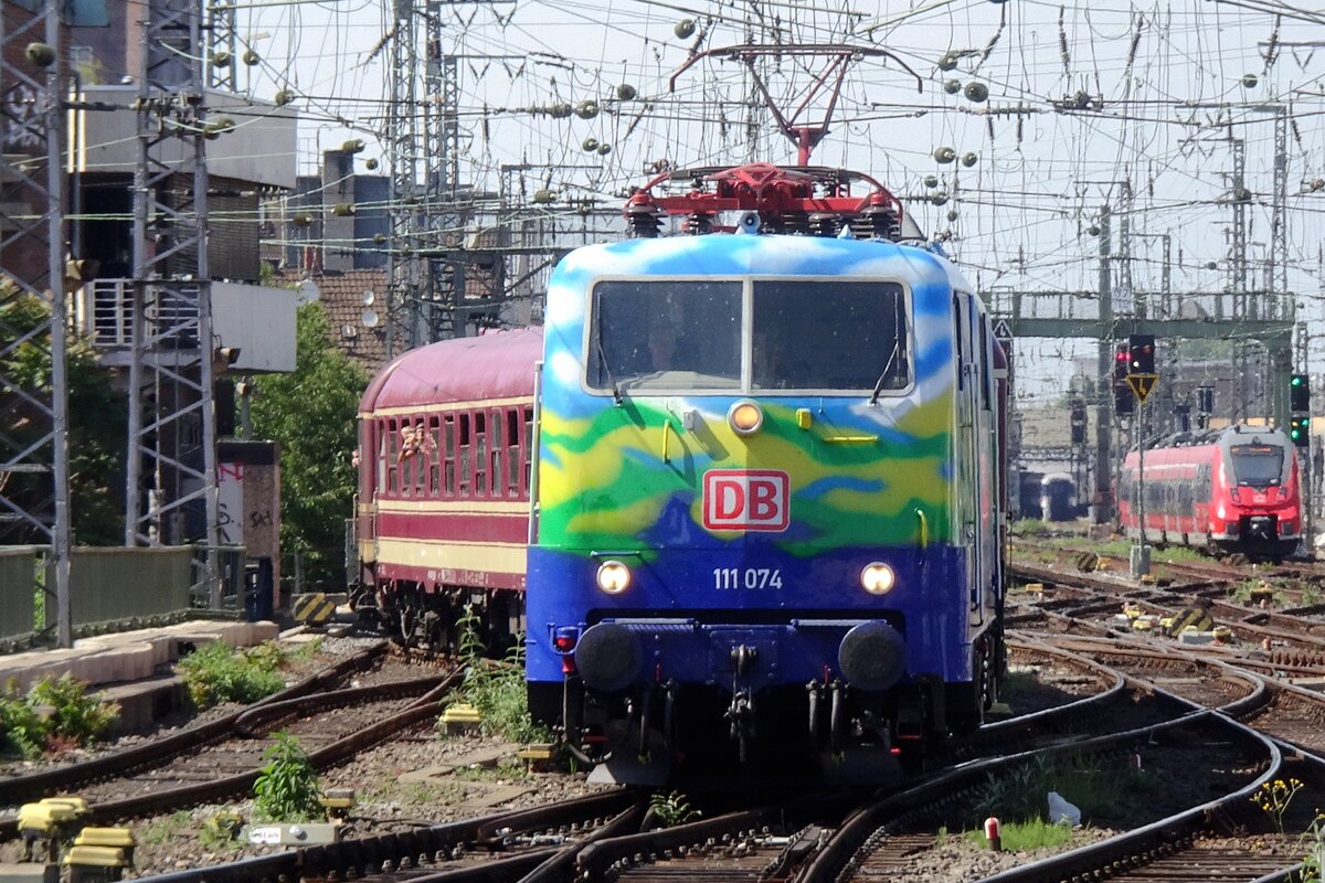 Der Herzerahter treft am 19 Mai 2022 mit 111 074 am Kopf in Köln Hbf ein.