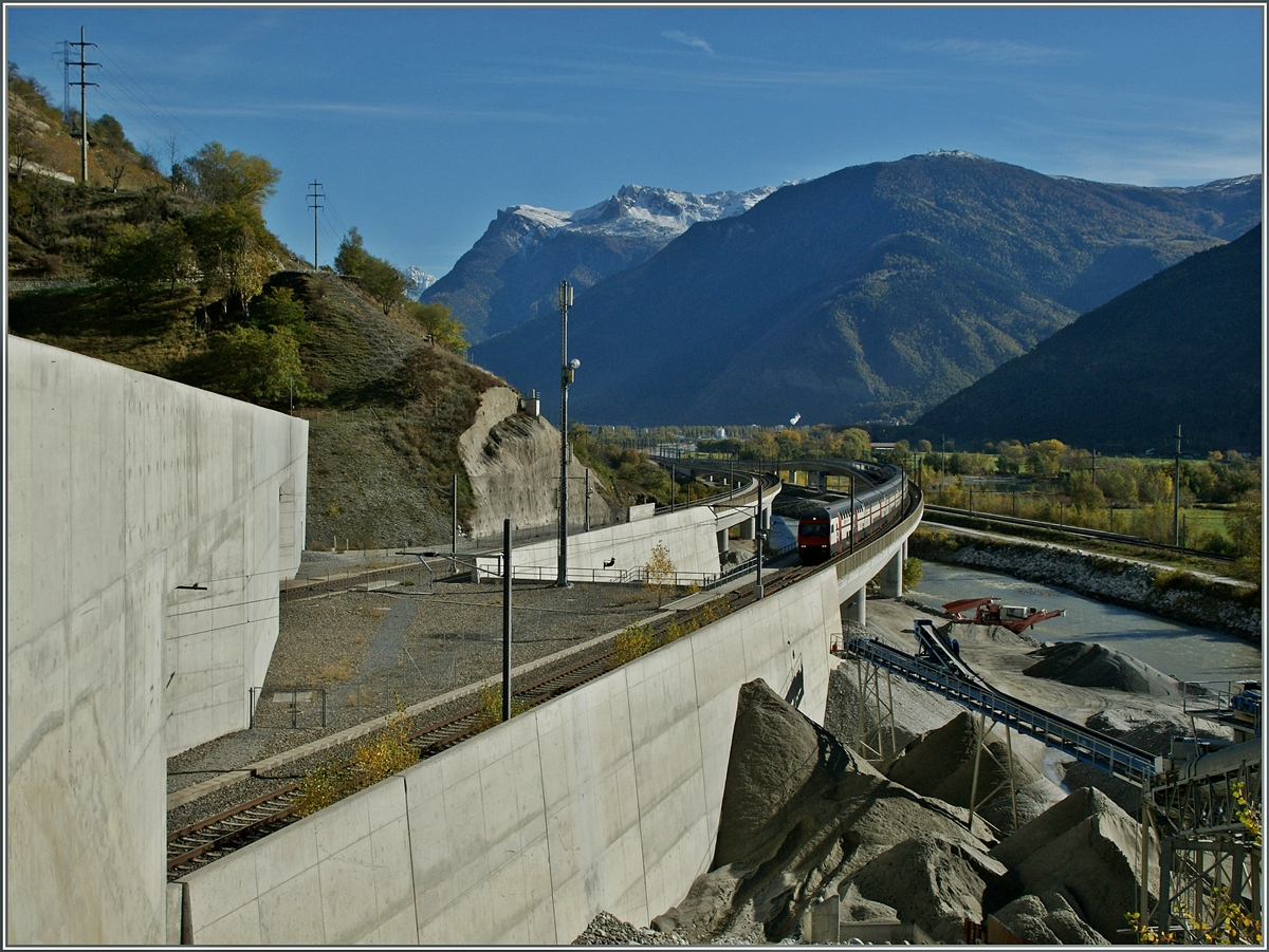 Der IC Brig Romanshorn erreicht das Sdportal des Ltschberg Basis Tunnel. 
7. Nov. 2013