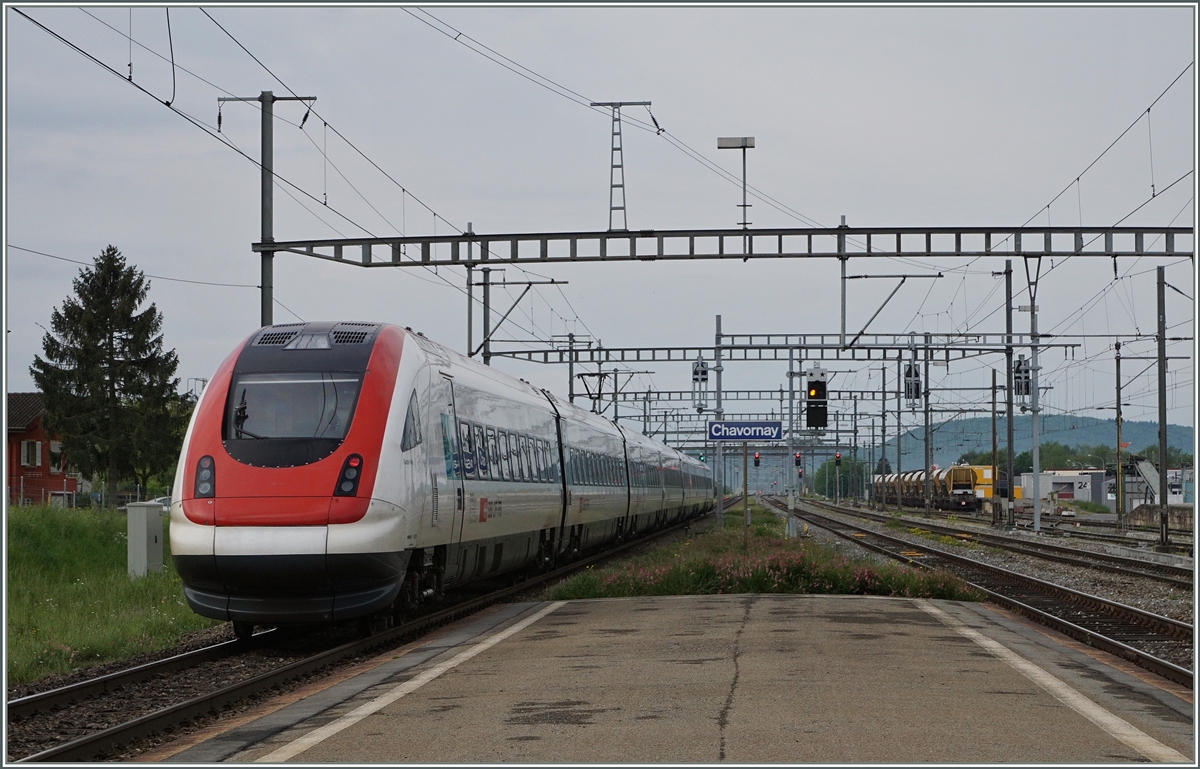 Der ICN 1508 von Zürich HB nach Lausanne bei der Durchfahrt in Chavornay.
14. Mai 2016