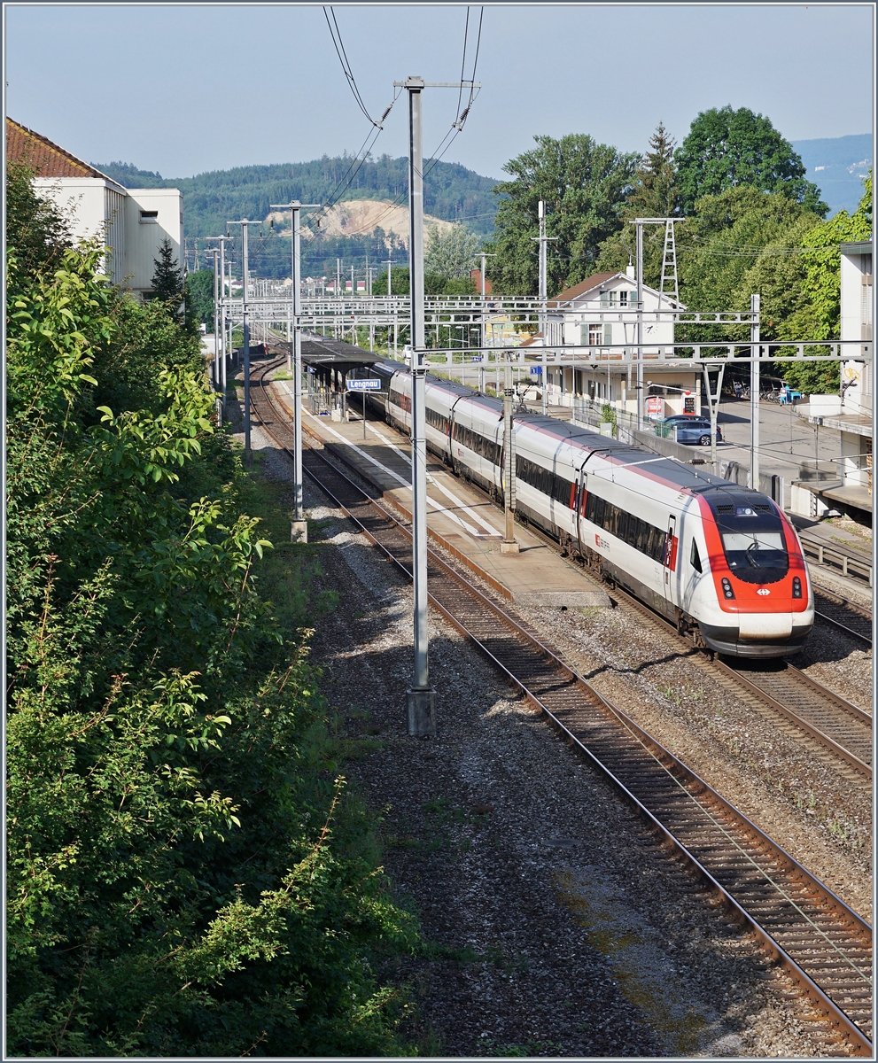 Der ICN 1510 auf dem Weg nach Lausanne bei der Durchfahrt in Lengnau. 

22. Juli 2019