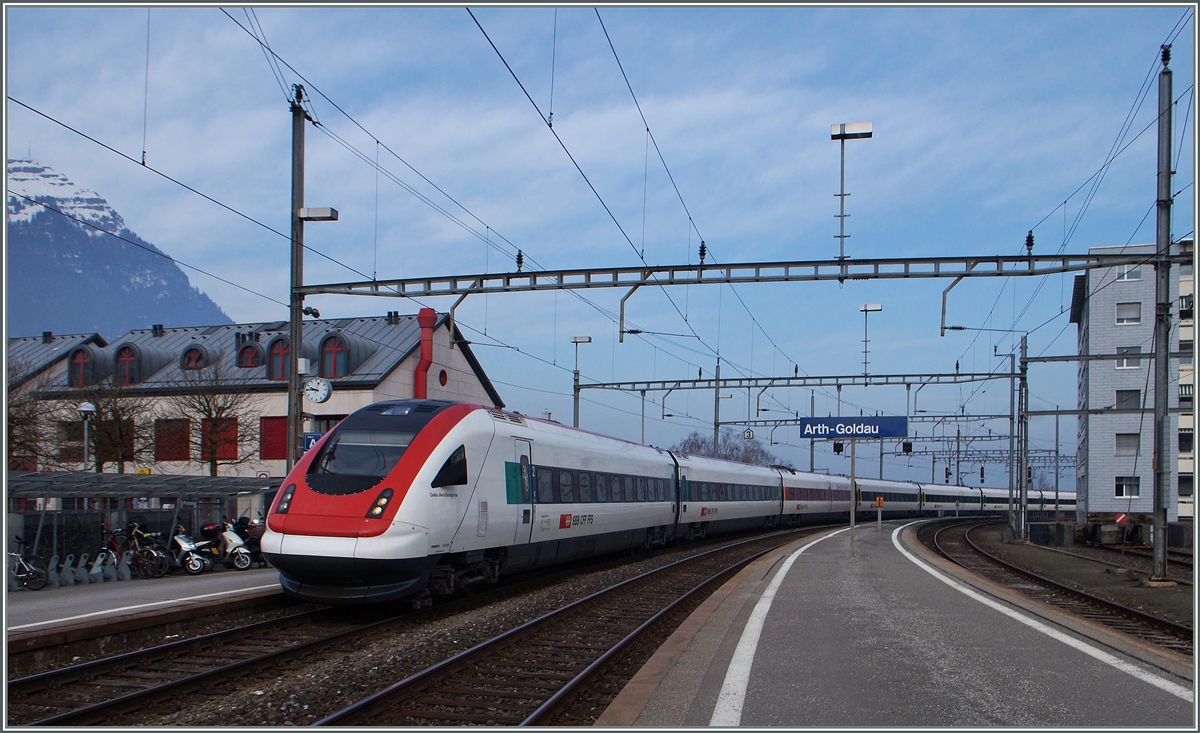 Der ICN 856 von Zürich nach Lugano erreicht Arth Goldau.
17. März 2015