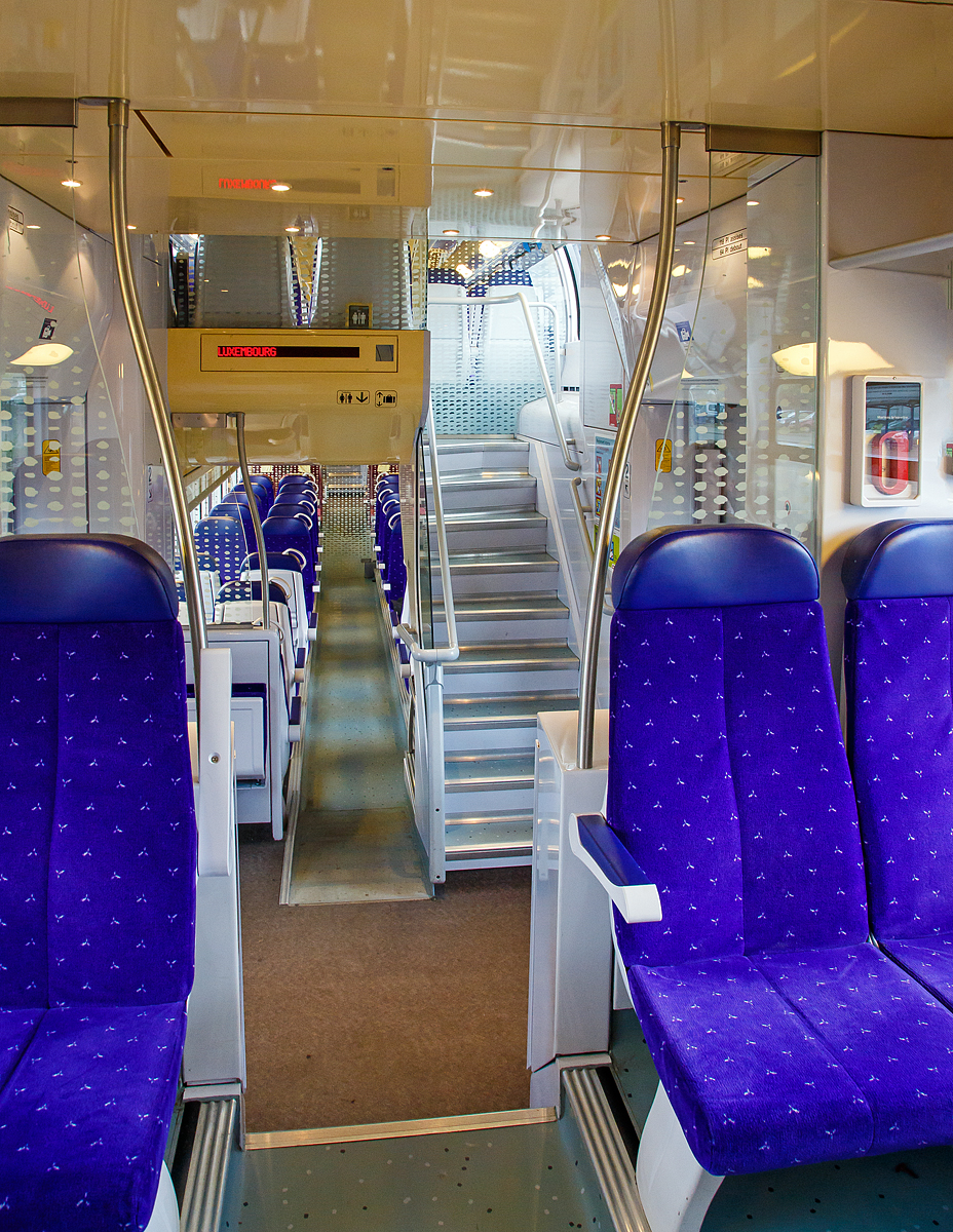 
Der Innenraum (Unterdeck) des 3-teiligen-Doppelstocktriebzug CFL 2220 (Alstom Coradia Duplex, Typ TER 2N NG, CFL Serie 2200). Am 15.05.2016 im Bahnhof Diekirch.