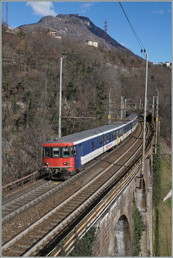 Der IR 3317 wird mit EW I/II geführt und erreicht hier Preglia. 
19. Feb. 2016