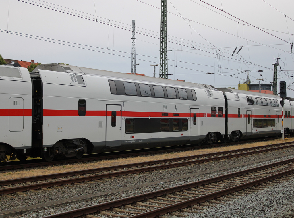 Der Kiss-Doppelstock Mittelwagen 93 85 4110 410-6 CH-DB DBpza am 01.07.2023 im Rostocker Hbf.