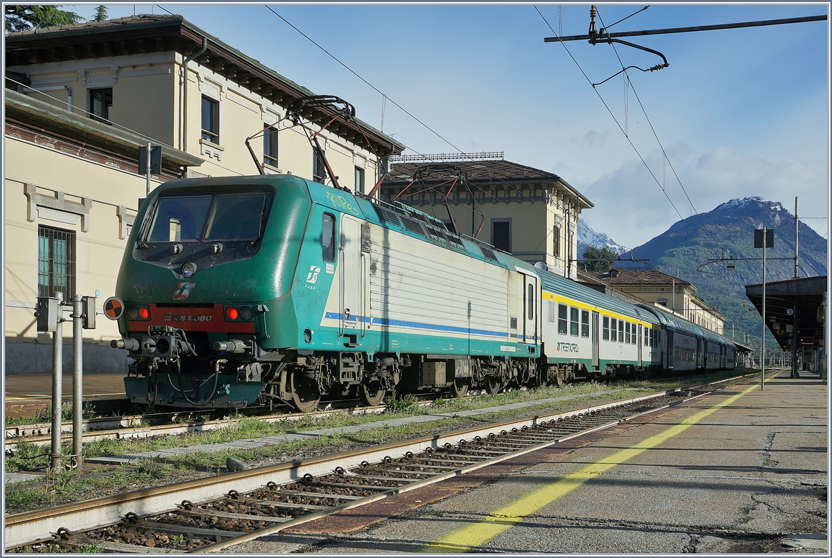 Der Klassiker aus Domodossola: Ein Regionalzug nach Milano, nun wieder  erst-klassig ; Trenord E 464 380 mit ihrem RE nach Milano (ab 8:51).


27. April 2019