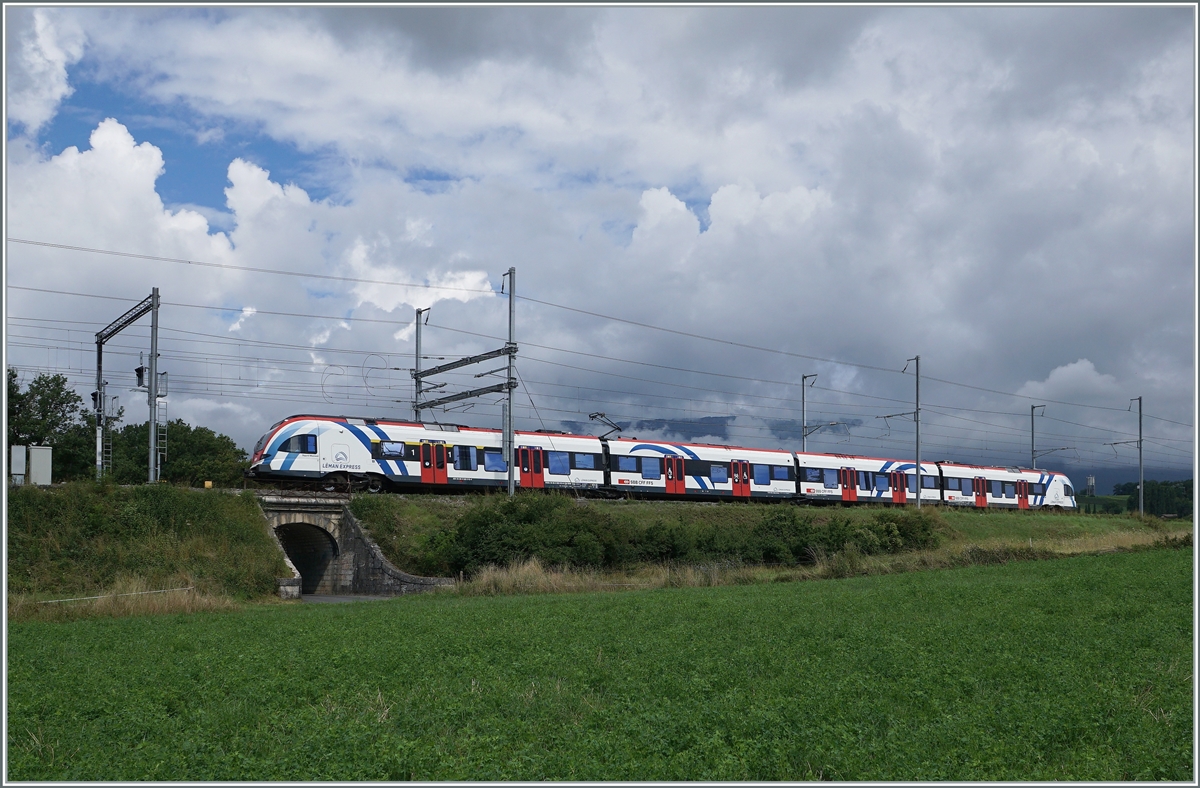 Der kleine Durchlass bei Satigny, welcher die Route de la Peney-Dessus unter dem Bahntrasse hindurchführt, strahlt noch eine Hauch der alten PLM aus, während auf dem Bahntrasse selbst ein Léman Expess nach La Plaine unterwegs ist.

2. August 2021