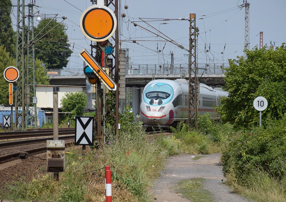 Der kleine ICE bei der Einfahrt nach Hanau von der bayrischen Seite gesehen. Juli 2019.